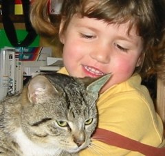 Kind mit Katze