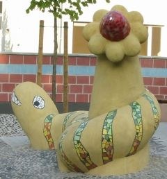 Der Wurm 'bewacht' den Eingang | Tierarztpraxis-Hanau