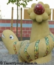 Betonskultur vor dem Eingang | Tierarztpraxis-Hanau.de